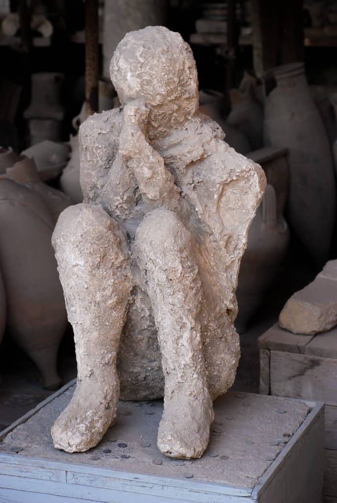 Visitare Pompei - Gli scavi: calco di un uomo rannicchiato